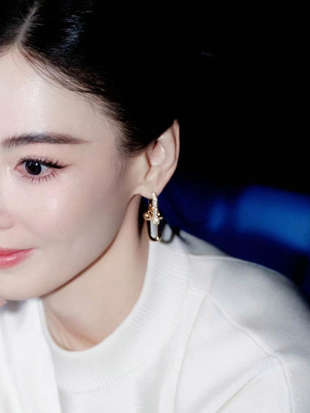 张柏芝这身白色造型一出场，直接把“清冷贵气感”拉满了！

极简的白色针织裙衬得肌