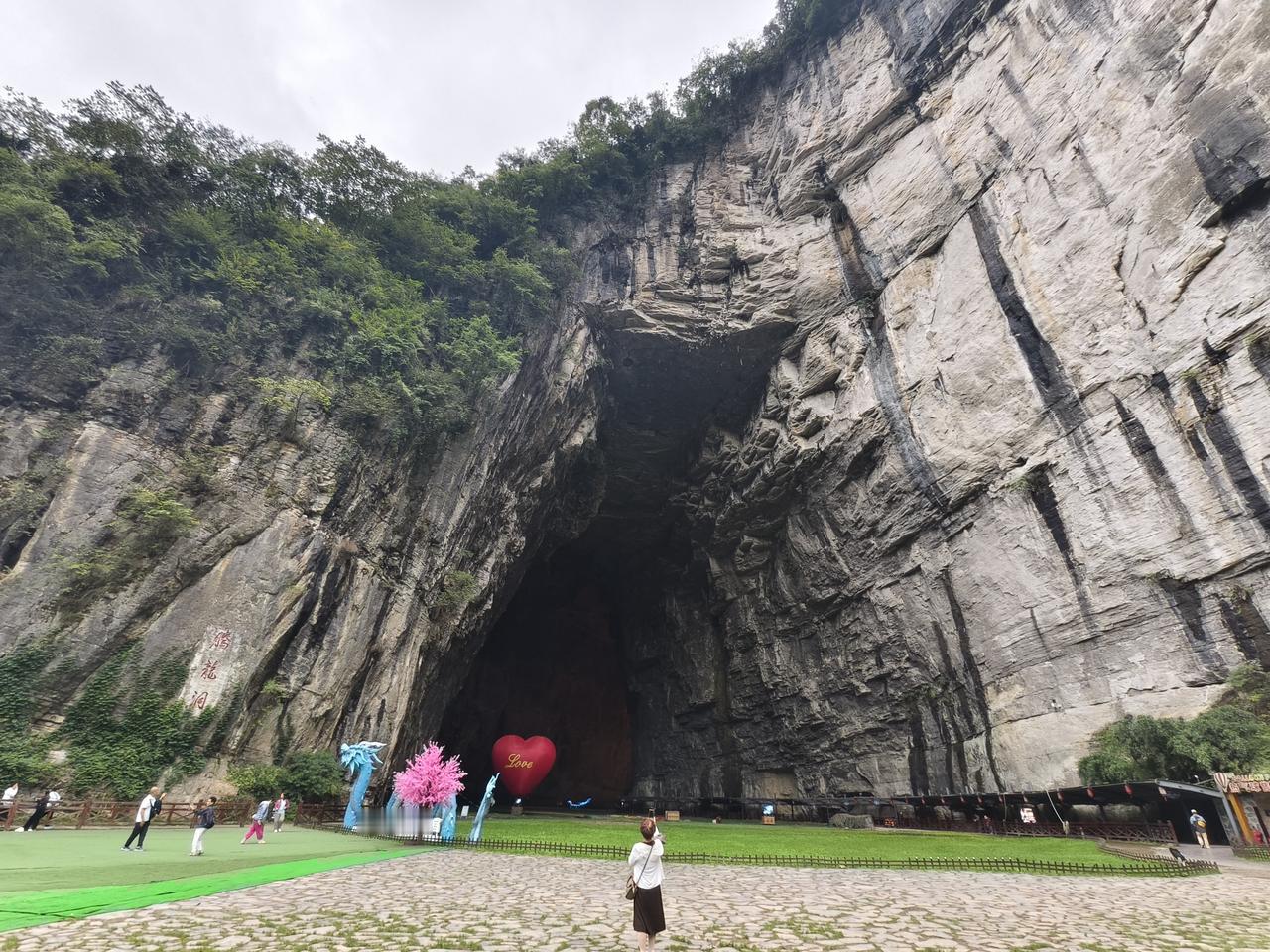 腾龙洞（250919）
腾龙洞地处湖北恩施利川市，洞口高72米，宽64米，已探明