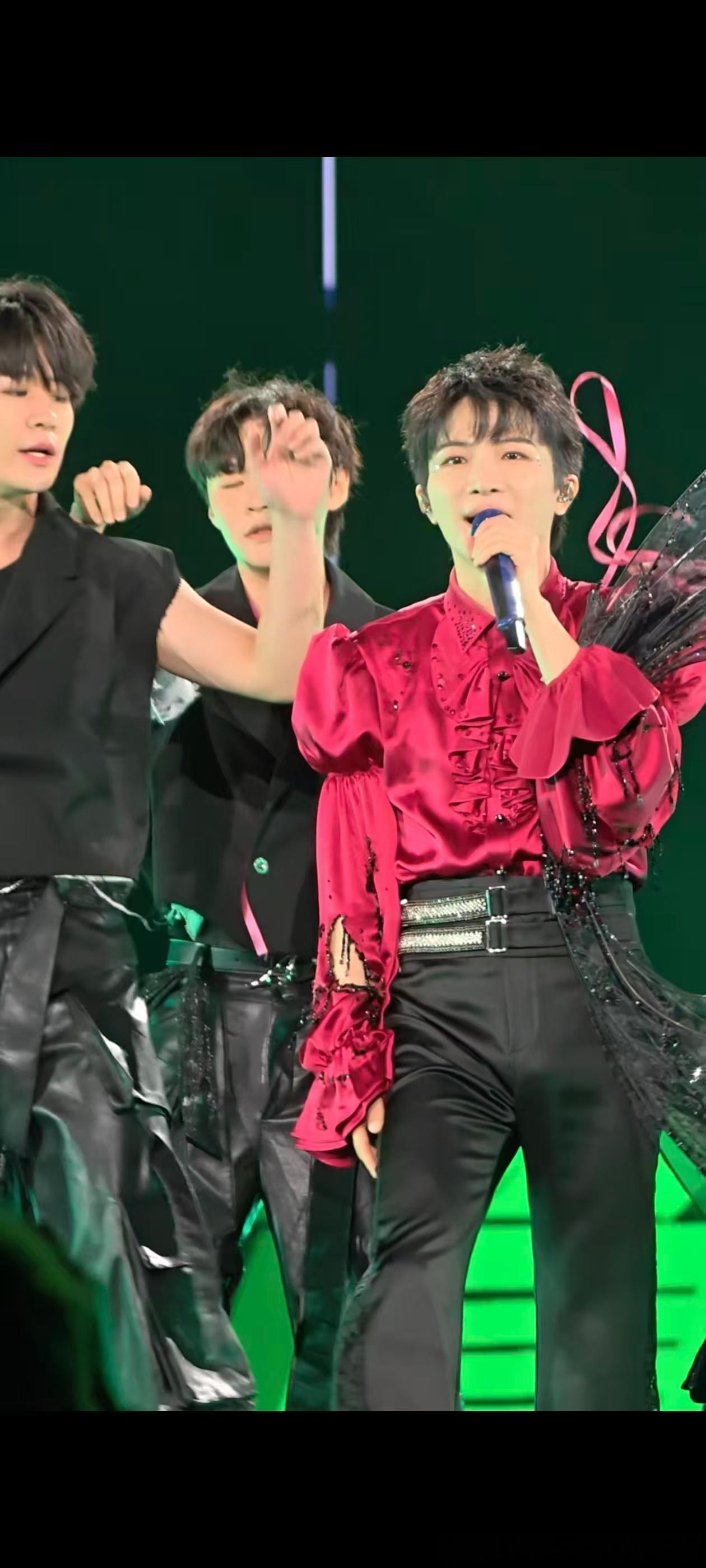 周深周深就这个风水轮流转 太帅了这身材