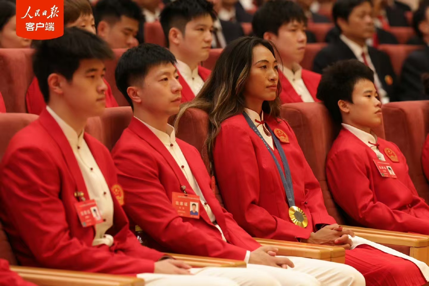 Queen Wen和龙队坐一起，zzz机智地把王欣瑜也“带”到了现场[哈哈][哈