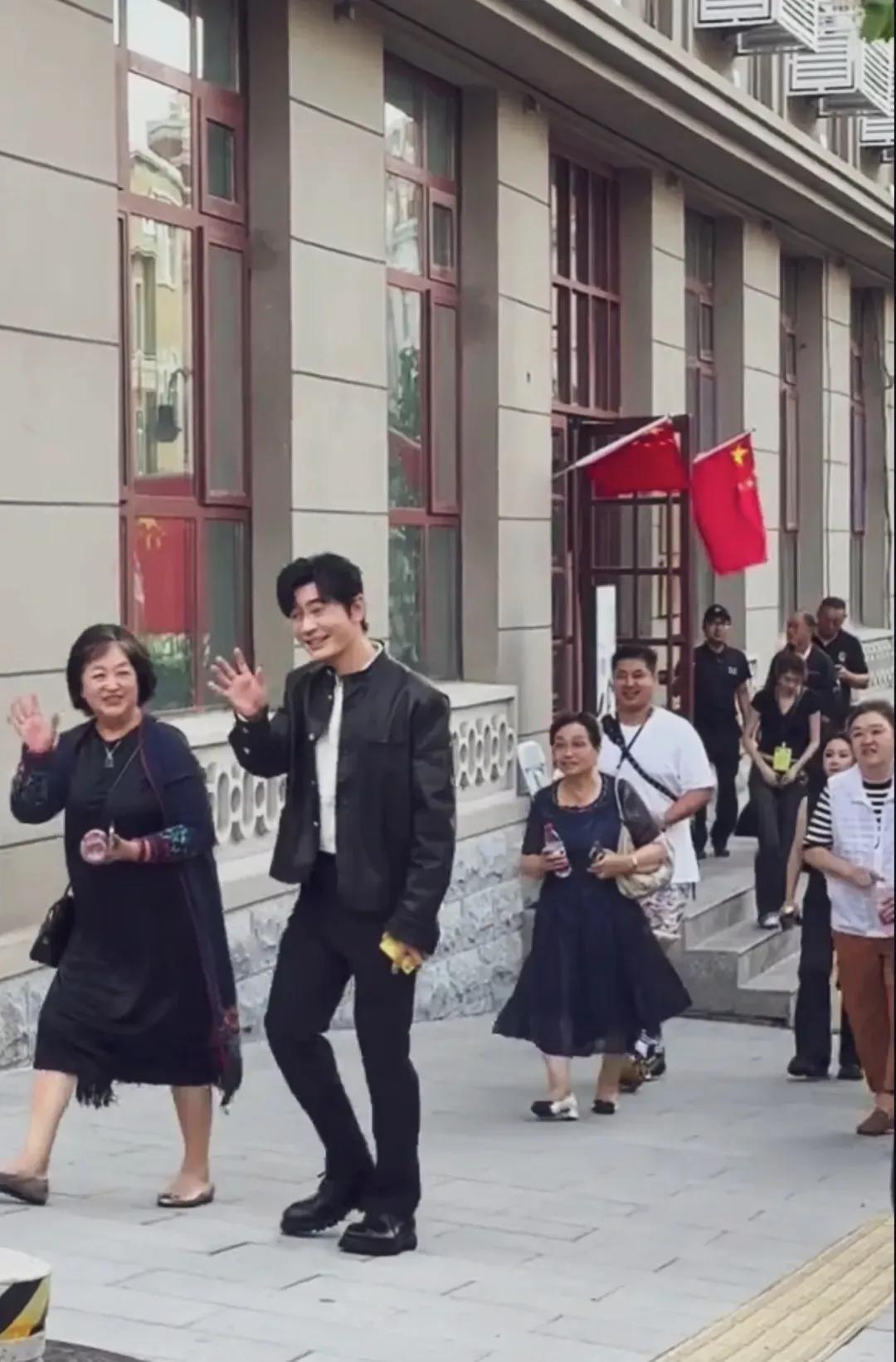 黄晓明果然是个大孝子，一有时间就回家看父母，前不久刚回去陪父母过完中秋节，这国庆