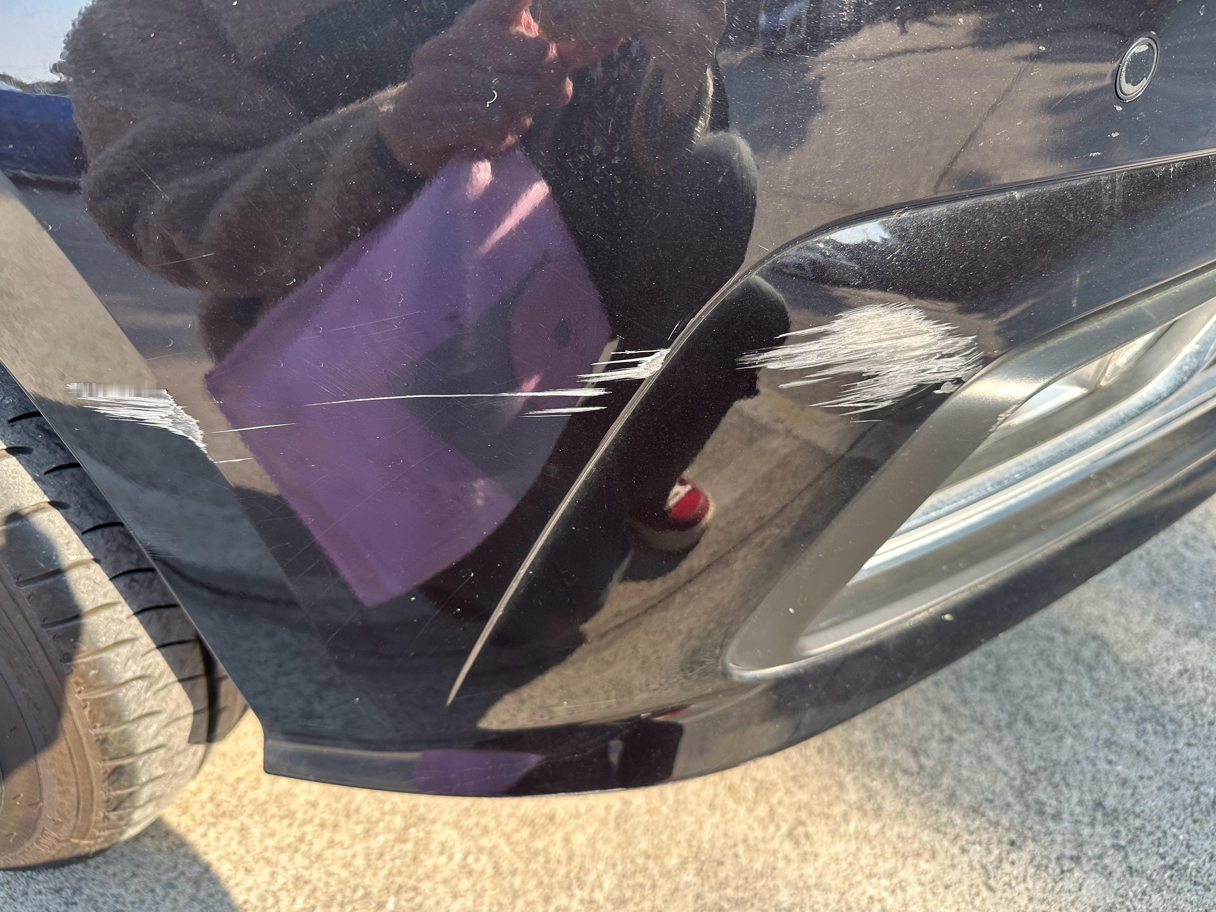 谁懂啊，车被刮了都不知道啥时候的事，主打一个猝不及防。 