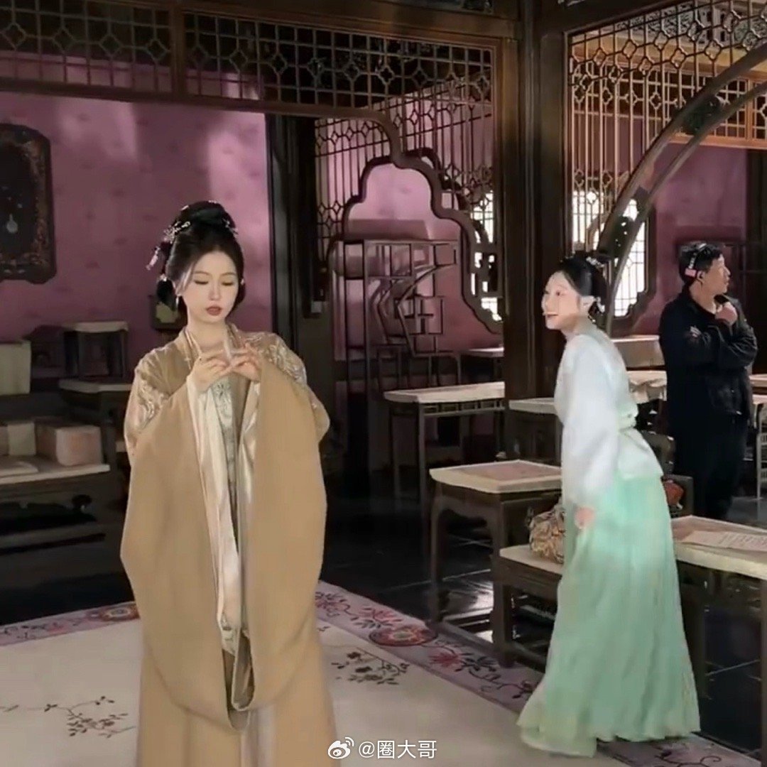 虞书欣云初令小剧场 哈哈哈哈，就是说虞书欣的新剧《云初令》片场也太欢快了吧！虞书