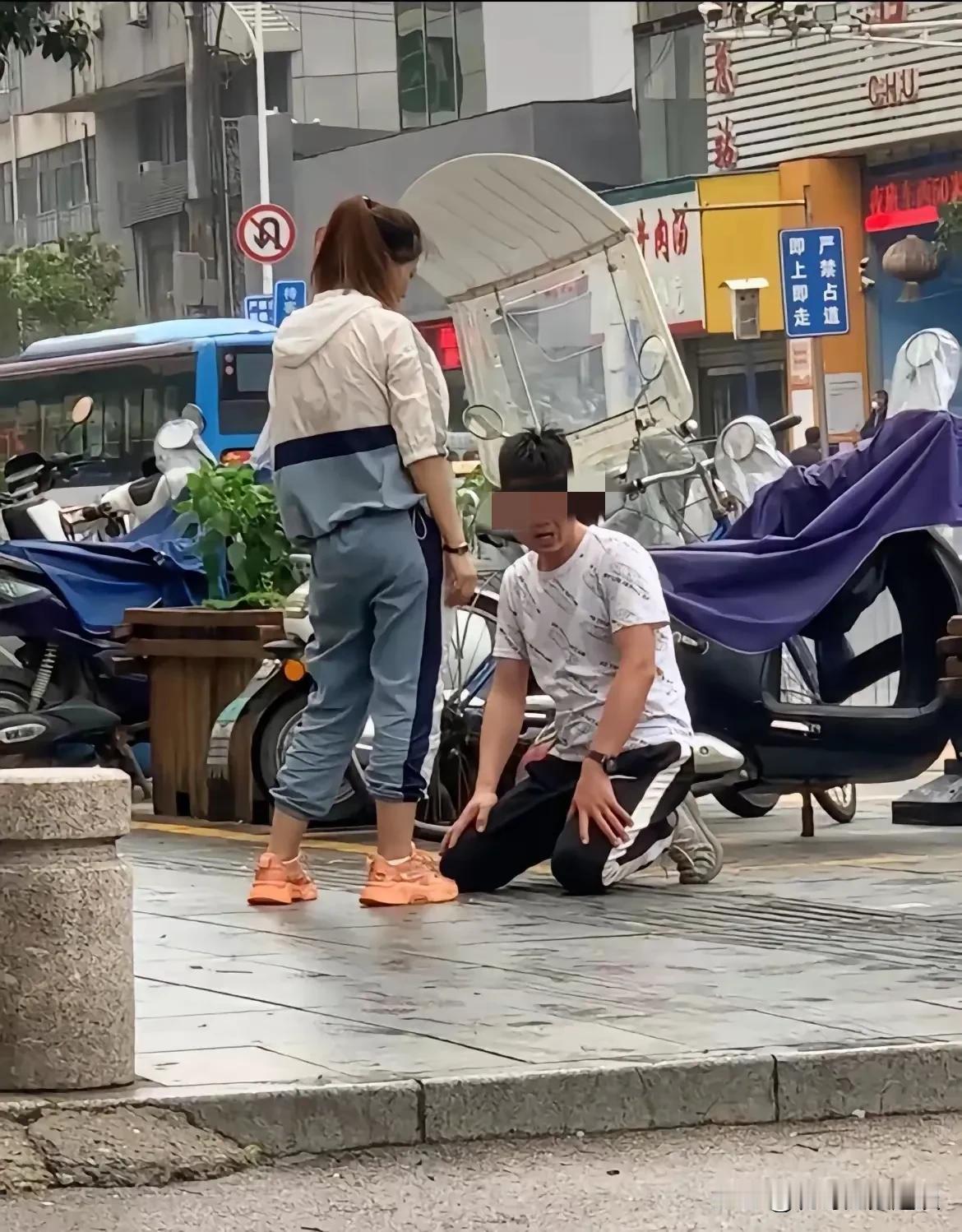 男的这一跪，他就输了。男子和他女朋友吵架了，为了让他不要离开自己，给跪下，求她不