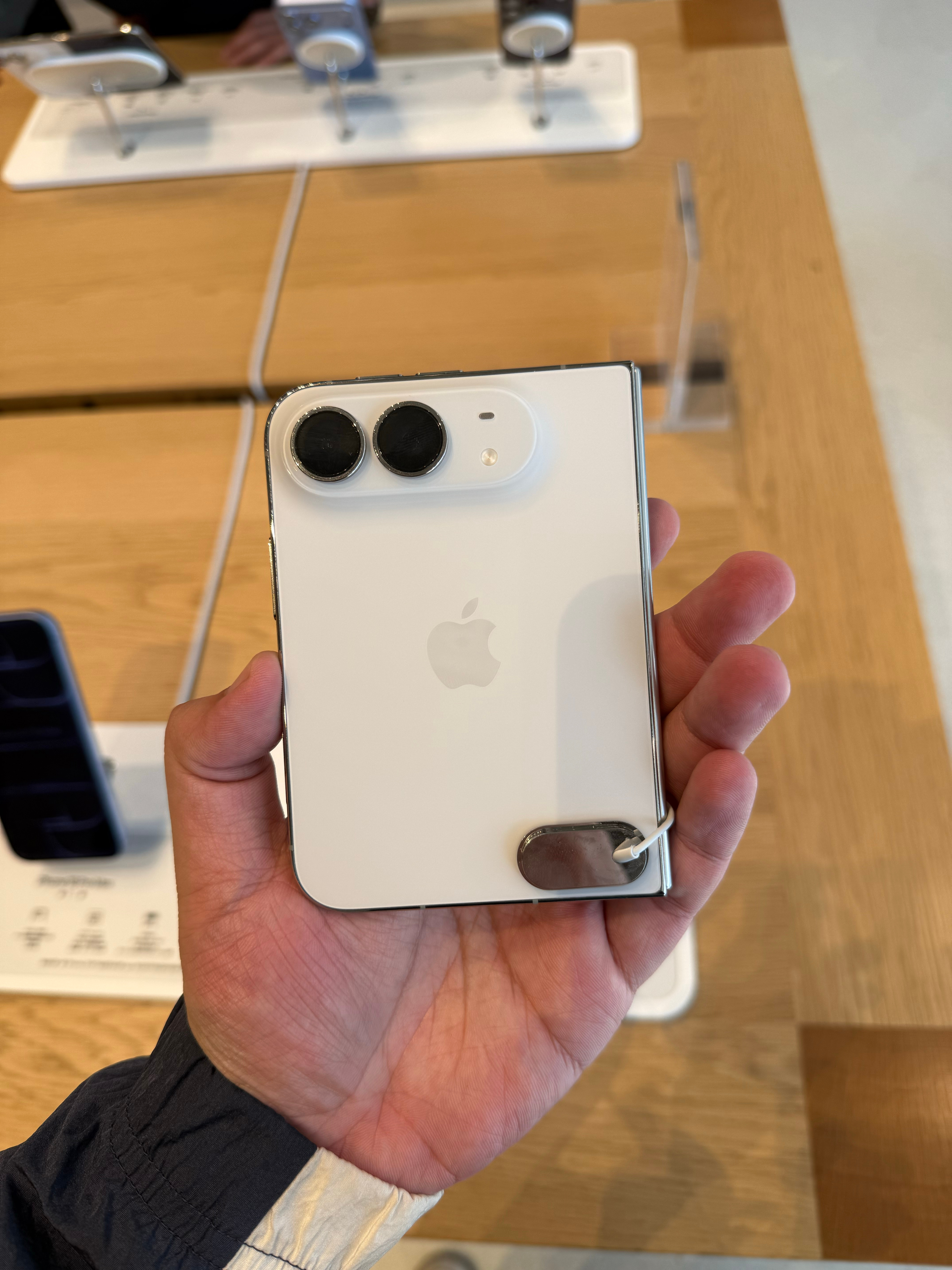 iPhoneDuo首销排队门店展示机上手，其实整体还是苹果一贯的感觉，和我昨天说