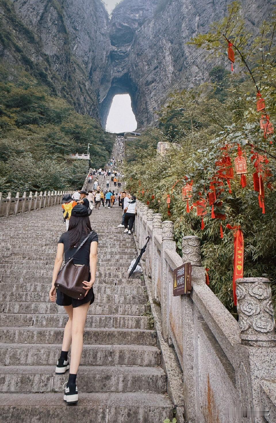 哎呦我去！
昨天李沁去天门山爬山了！！！
这一身黑装打扮，还挺素人的。。。
爬完