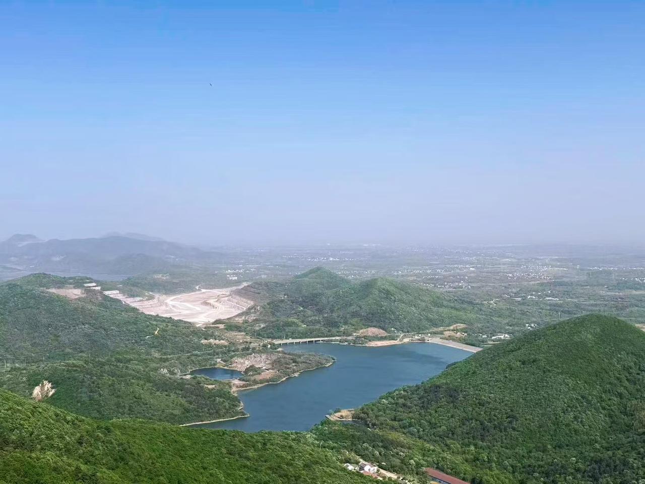 美国是一个很强大的国家，在很多地方是值得我们学习的，虽然他是在走下坡路，但是依然