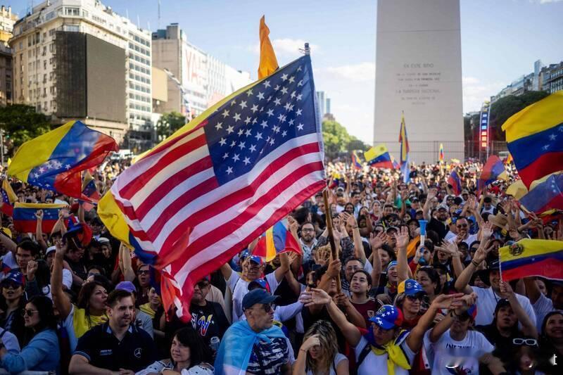 【美军“生擒”马杜罗 海外委内瑞拉人挥舞美国国旗、戴特朗普面具庆祝】海外新鲜事委