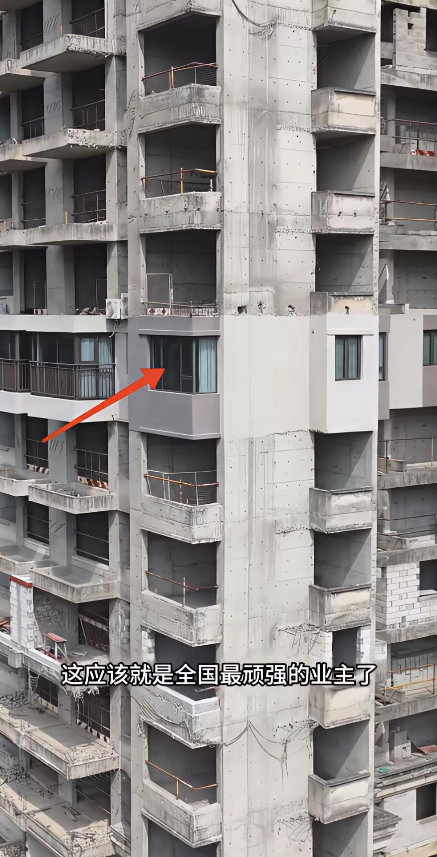 明明属于烂尾楼了，这怎么住人的，难道只是样板房？
但样板房为啥搞得那么高？
正常
