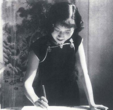 1980年，女画家周炼霞颤抖地打开一封信。“炼霞吾妻”，看到这 4 个字，她突然
