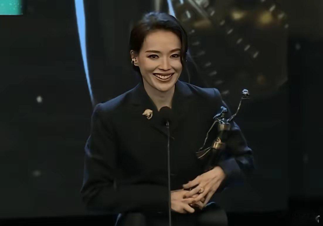 舒淇入行30年拿新人奖作为香港电影圈的标志性人物，舒淇从早年的青涩亮相到如今的演