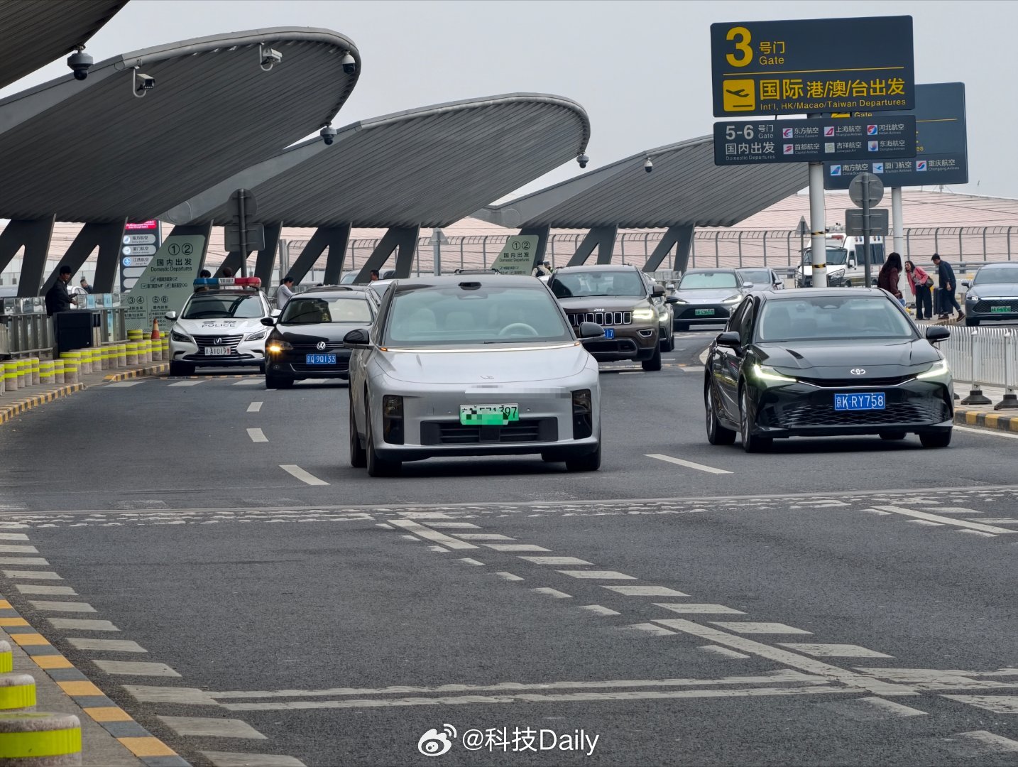 落地北京，出发去下一场，我觉得一天办两件事儿挺好的，落地之后马上去赶下一场静态拍