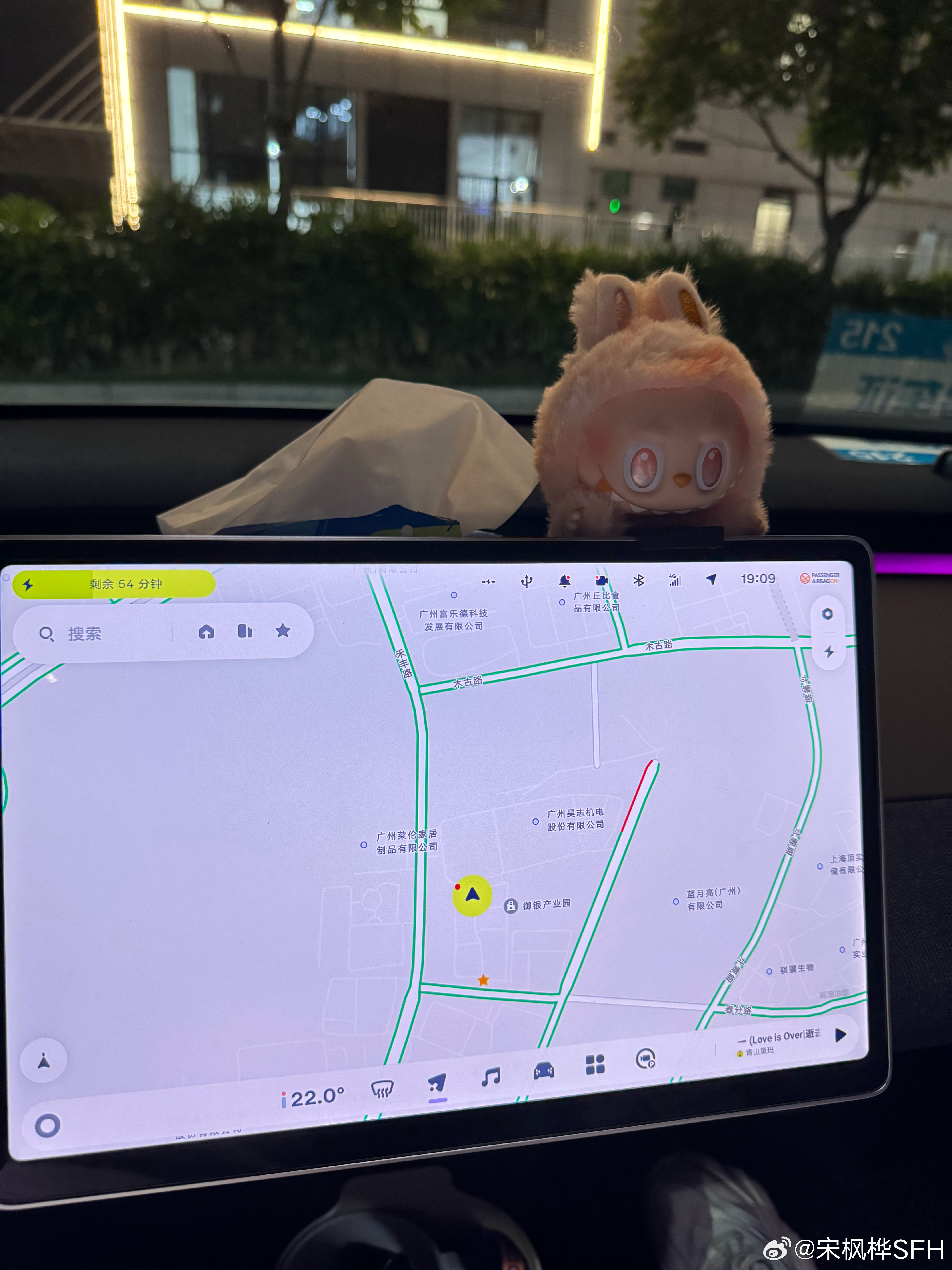之前一直想把labubu放到车上，但是太贵了不舍得，现在降价了，马上搞一个，自己