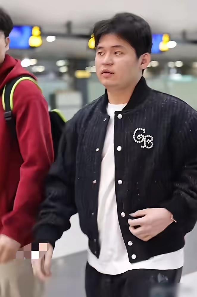 别再心疼林诗栋了。你以为他拖着一条二级撕裂的右肩去太原，是带伤上阵的悲情英雄？我