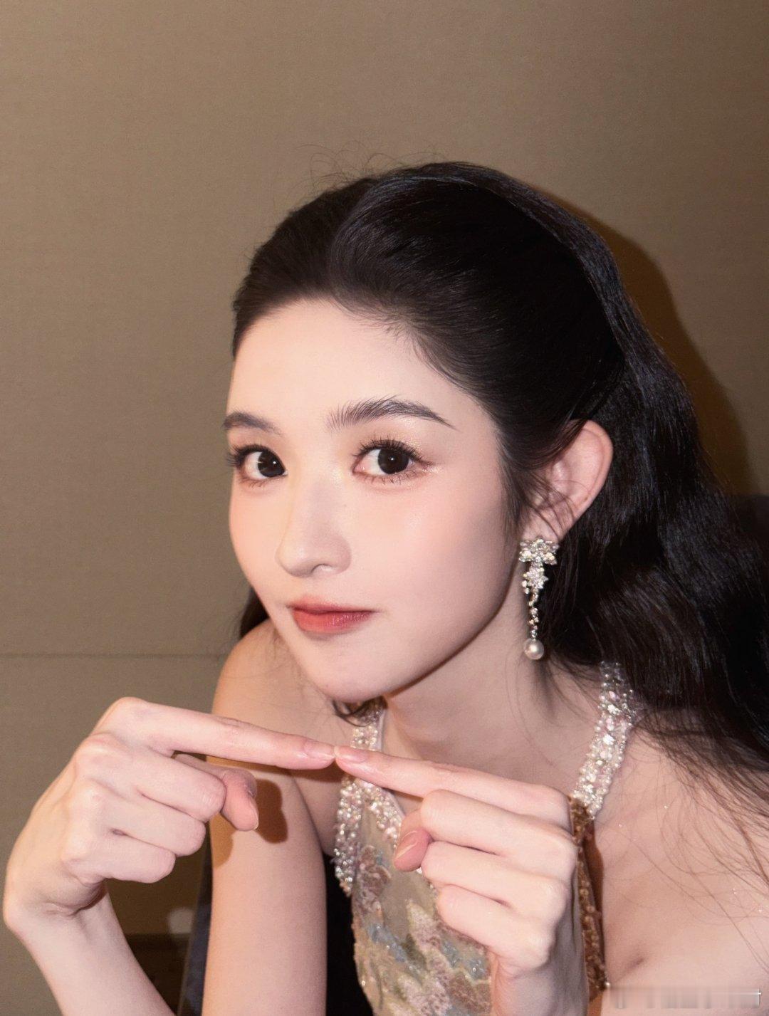 王玉雯今天分享的日常～“那个…你们有看我主持吗～（标签）本人比照片好看 将头发梳