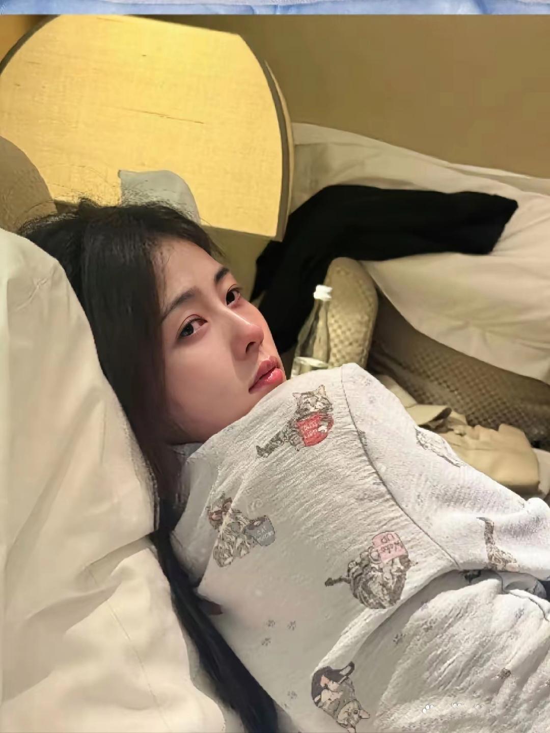 落泪时（现代诗）
 
伤心的时候 你是否会流泪
像夏雨 打湿了窗扉
不问缘由 也