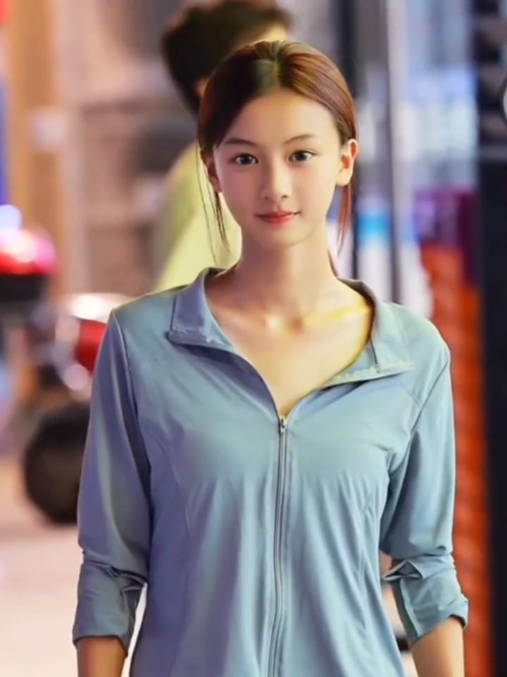 爆火后的14岁女孩，
被导演于正称赞后，
网友们发现，
女孩七七的妈妈，
开始在