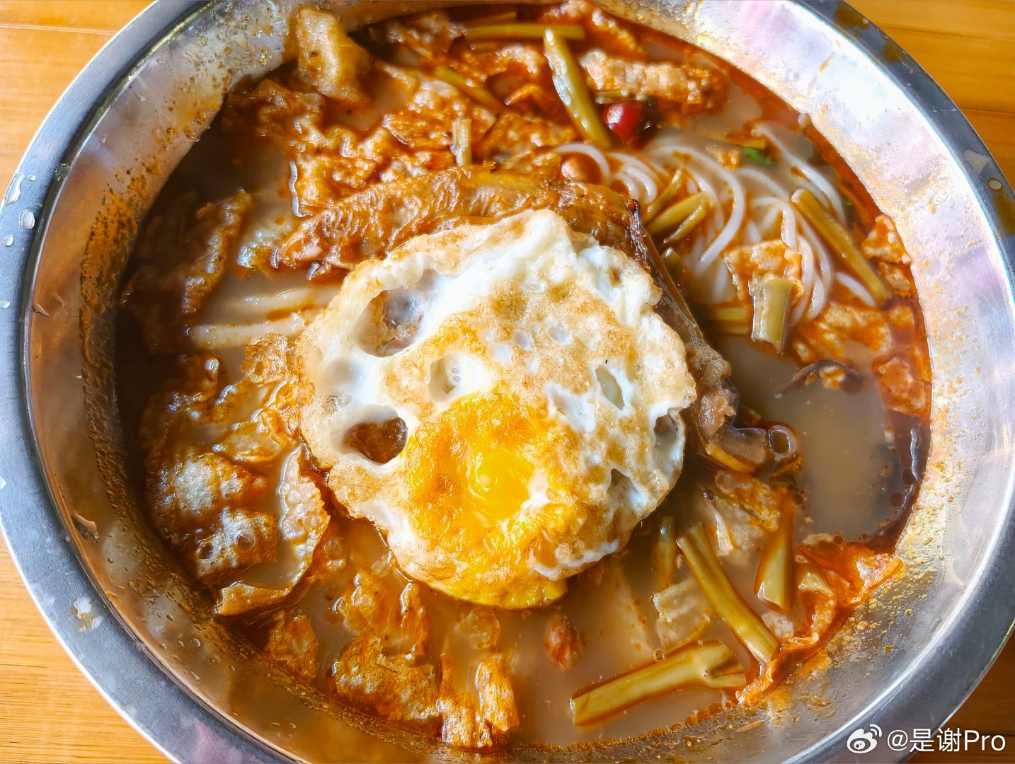 女明星来吃螺蛳粉了，好久没吃了生活就这样，酸甜苦辣咸鲜麻酥脆滑嫩软糯绵爽韧弹，只