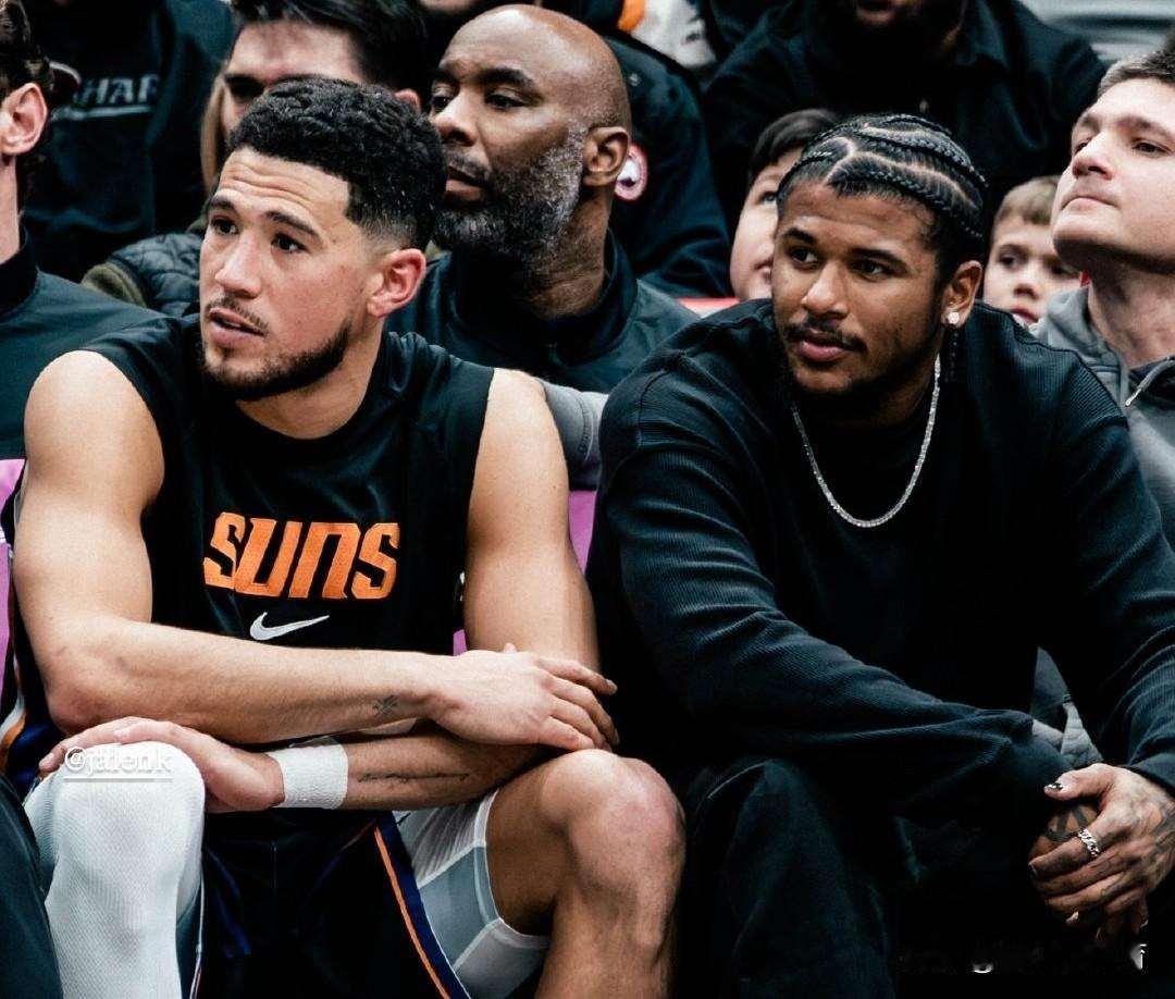 绝对老大！布克刚施压完，杰伦格林就复出了！
在太阳队战胜尼克斯的比赛后，布克接受