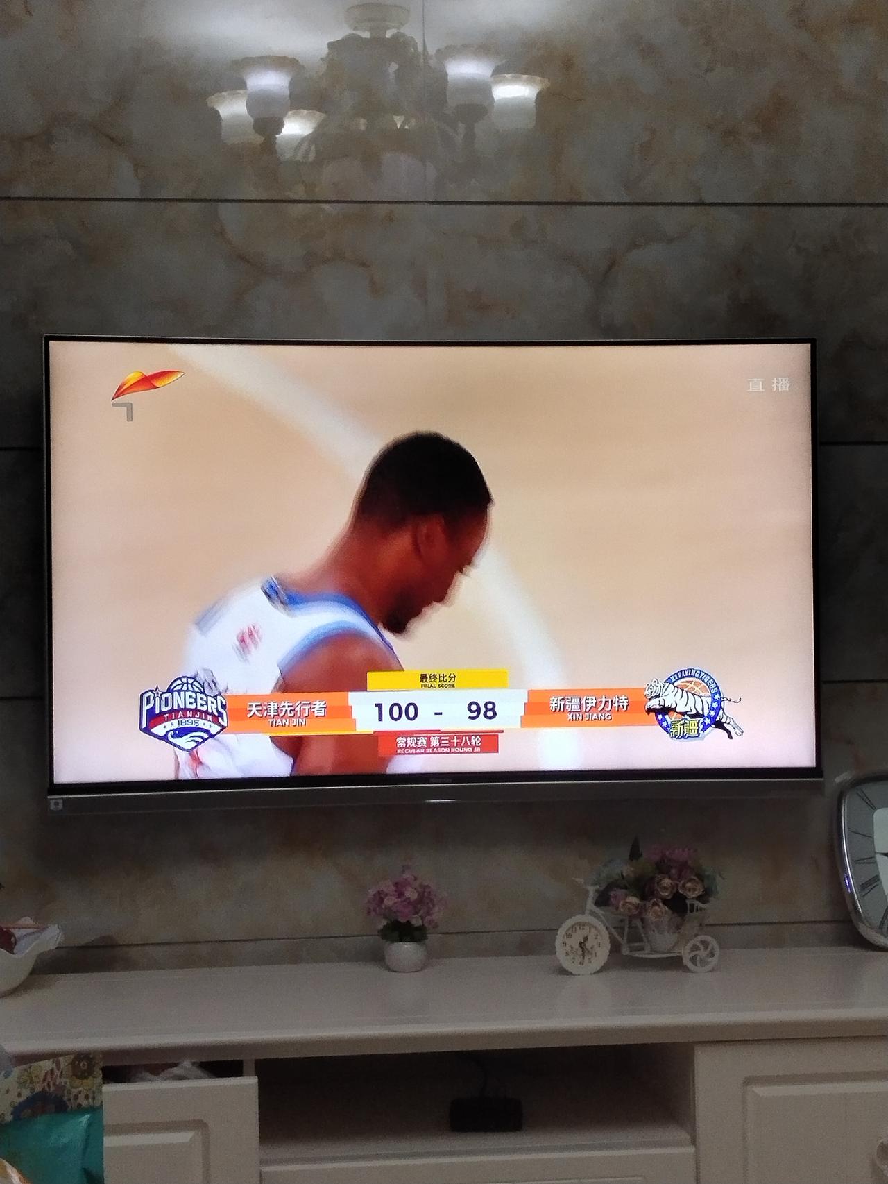 昨晚新疆队与天津队的比赛，新疆队前3节一直领先，败就败在第4节最后一分多钟。新疆