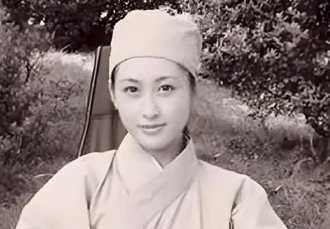 1950年，一次剿匪战斗中，一战士死死地盯住了女尼姑丰满的胸脯，排长不禁气得青筋