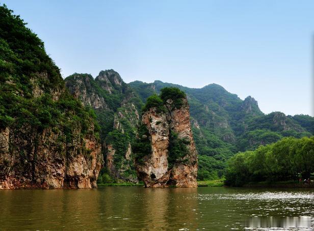 【冰峪沟】冰峪沟风景区素有“辽南桂林”之美誉，蜚声海内外，是观光、游览、休闲、度