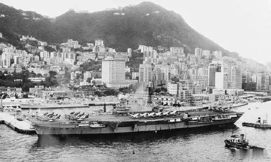 图一：1964年英国赫尔姆斯号航母在香港图二：2025年中国山东舰航母在香港 