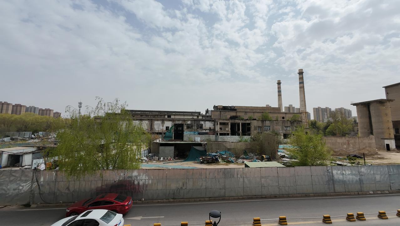 这是咸阳哪里？这是咸阳彩虹一路龙湖广场后边的彩虹老厂区，听说是动力车间，高烟囱的