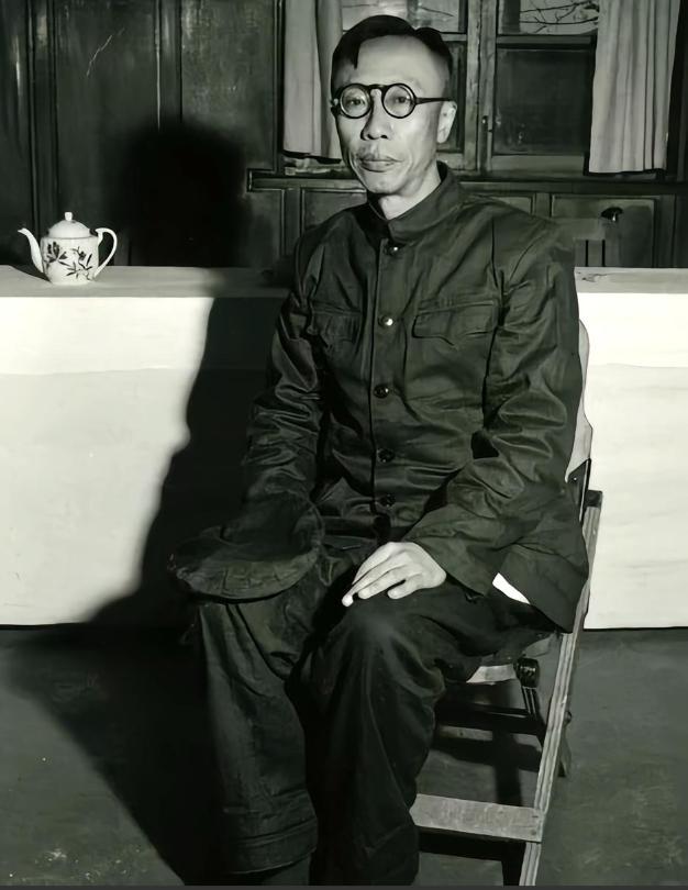 1960年，周总理请溥仪吃年夜饭，席间，溥仪对身旁穿旧制服的女子频频侧目，周总理