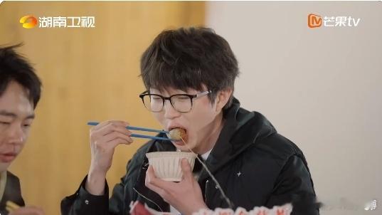 #毛不易肉丸汁攻击吓坏郭麒麟#我宣布，我们仨就是古希腊掌管综艺感的神，毛不易跟郭