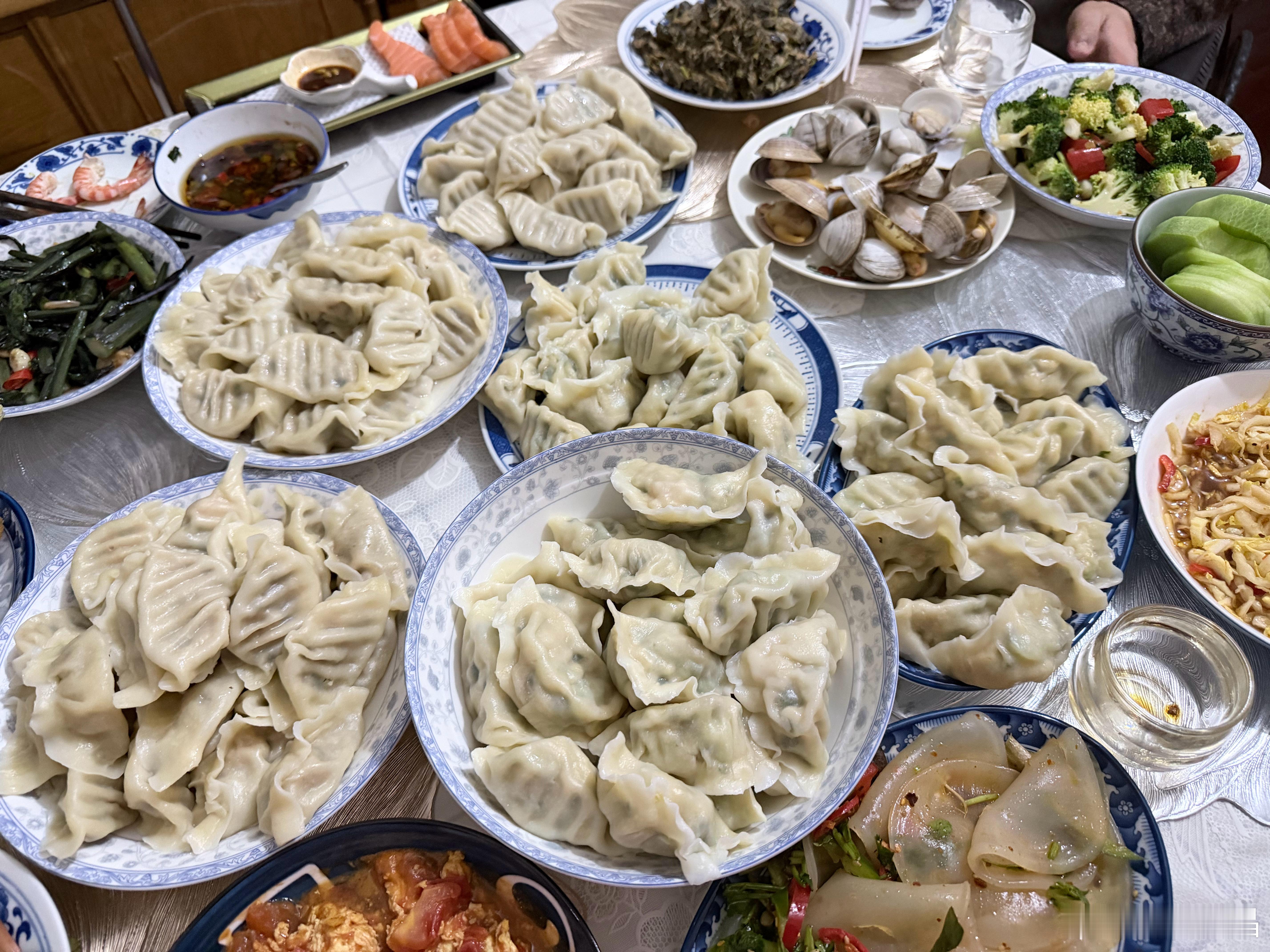 老李家的小饭桌 ！！！ 今日🈺🥟一荤一素猪肉韭菜白菜虾仁 & 黄瓜鸡蛋虾仁 