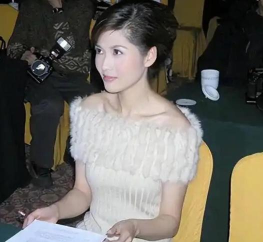“我给你花了1000万，你为什么要背叛我？”2013年香港九龙塘的豪宅里，李军被