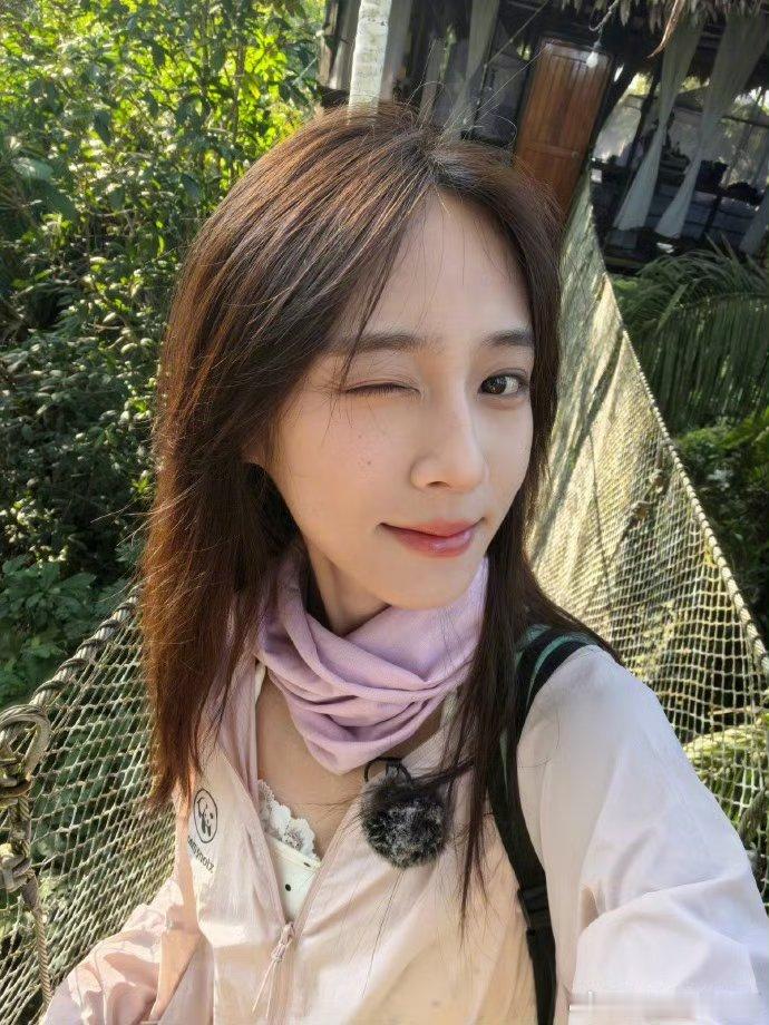 王可要是有邓为一半大胆就好了邓为王可大胆哥胆小妹王可鼓足勇气准备面对虫子，结果当