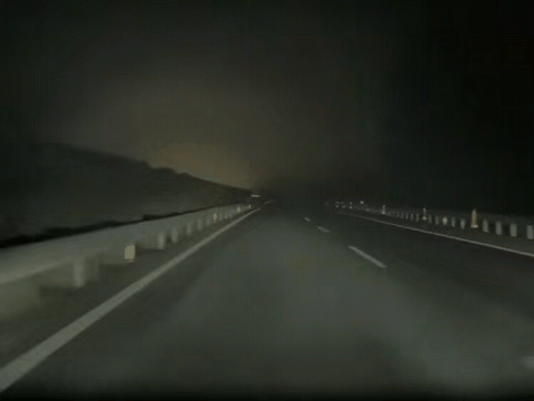 视频车司机这种天气开始一定要全神贯注，其实视频中已经能看见前方双闪了，但是视频车