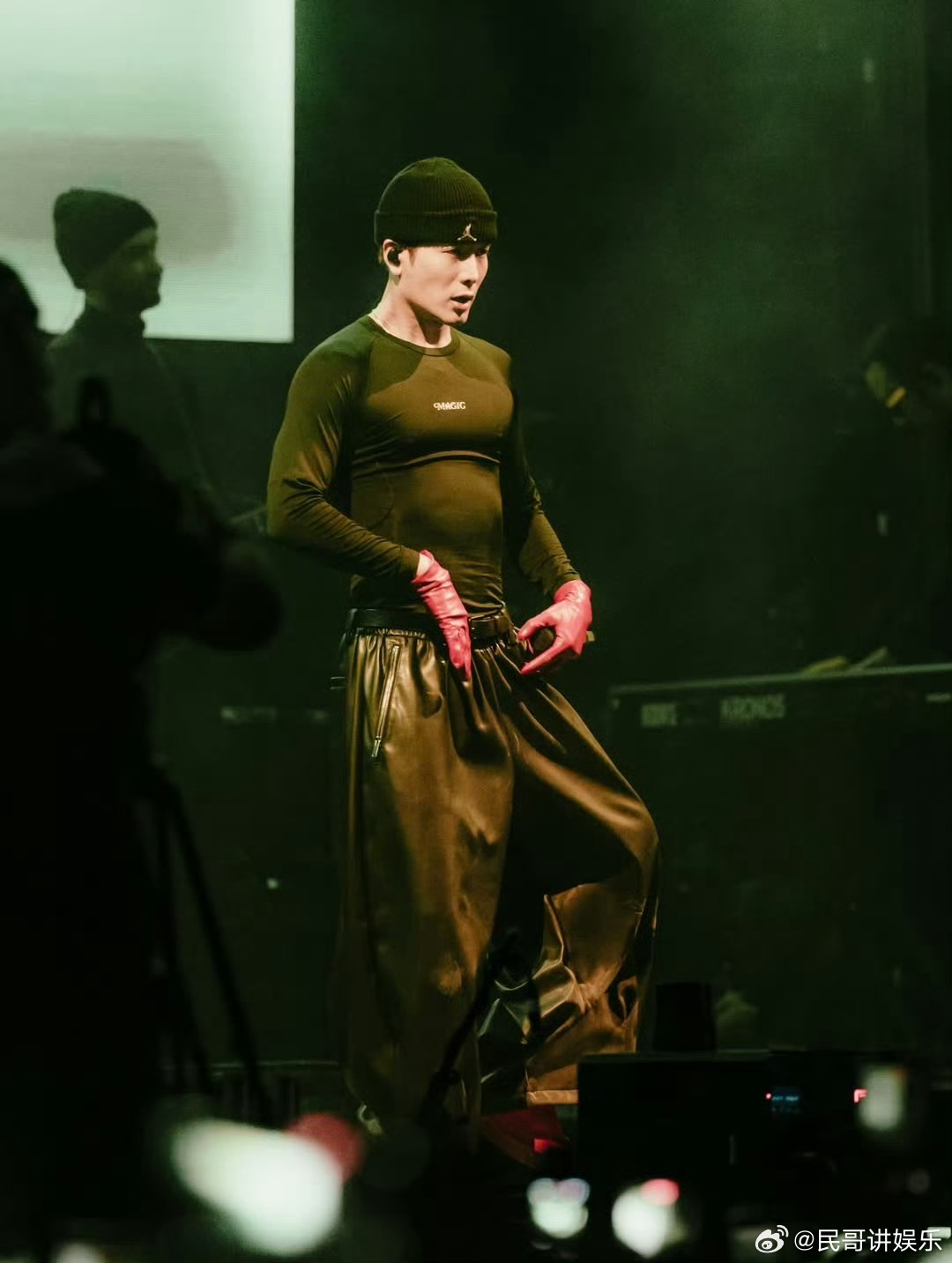 王嘉尔拉美现场硬控几万人 王嘉尔墨西哥音乐节现场太绝了！60分钟全开麦唱跳，将新