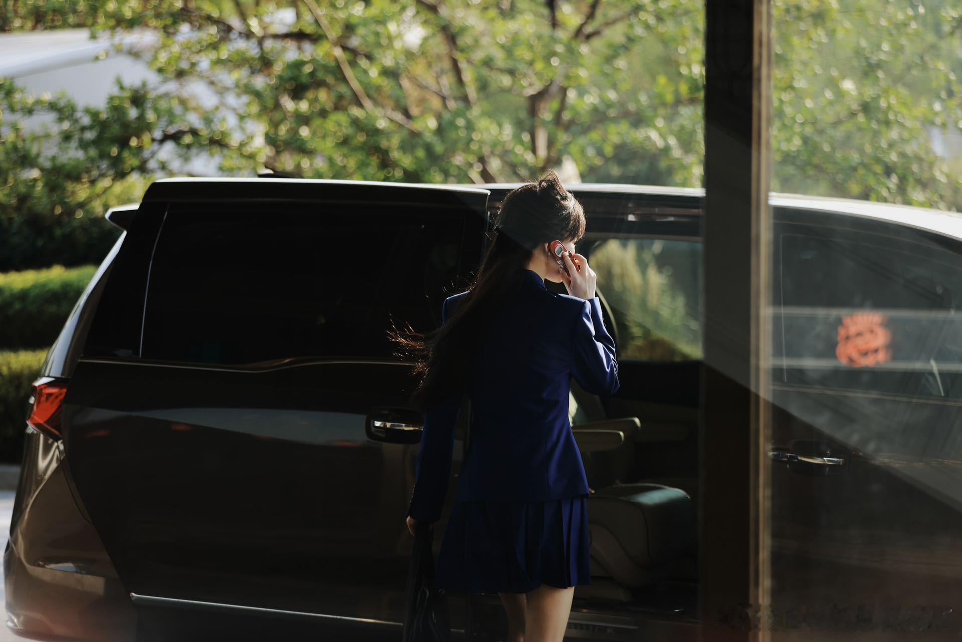 #戚薇cos毛利兰##戚薇小兰上班路透#戚薇重回女子推理社，以小兰造型亮相，我说