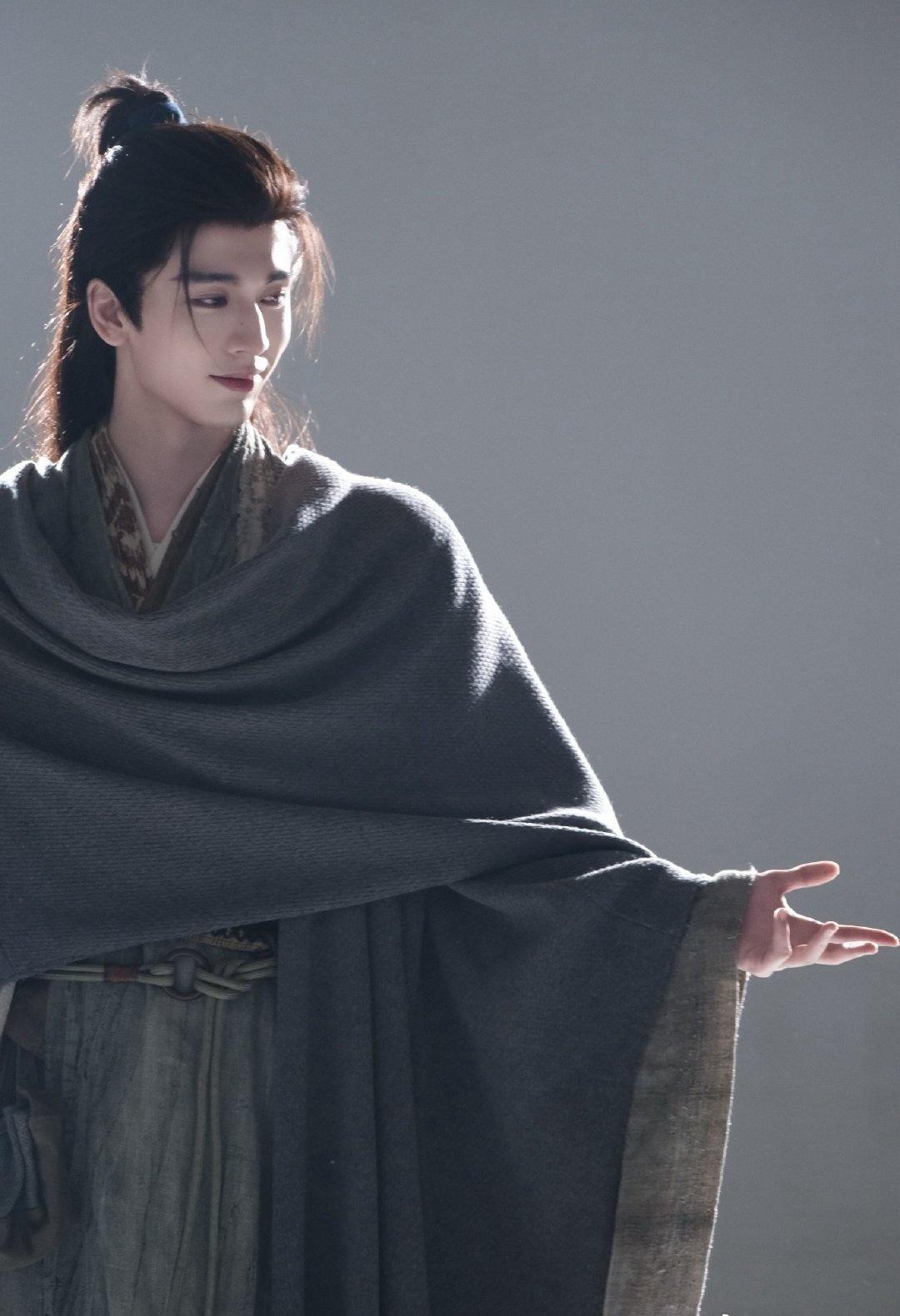 zlh张凌赫谢征 

期待张凌赫谢征！困境是最狠的老师，教会他算计，也教会他坚守