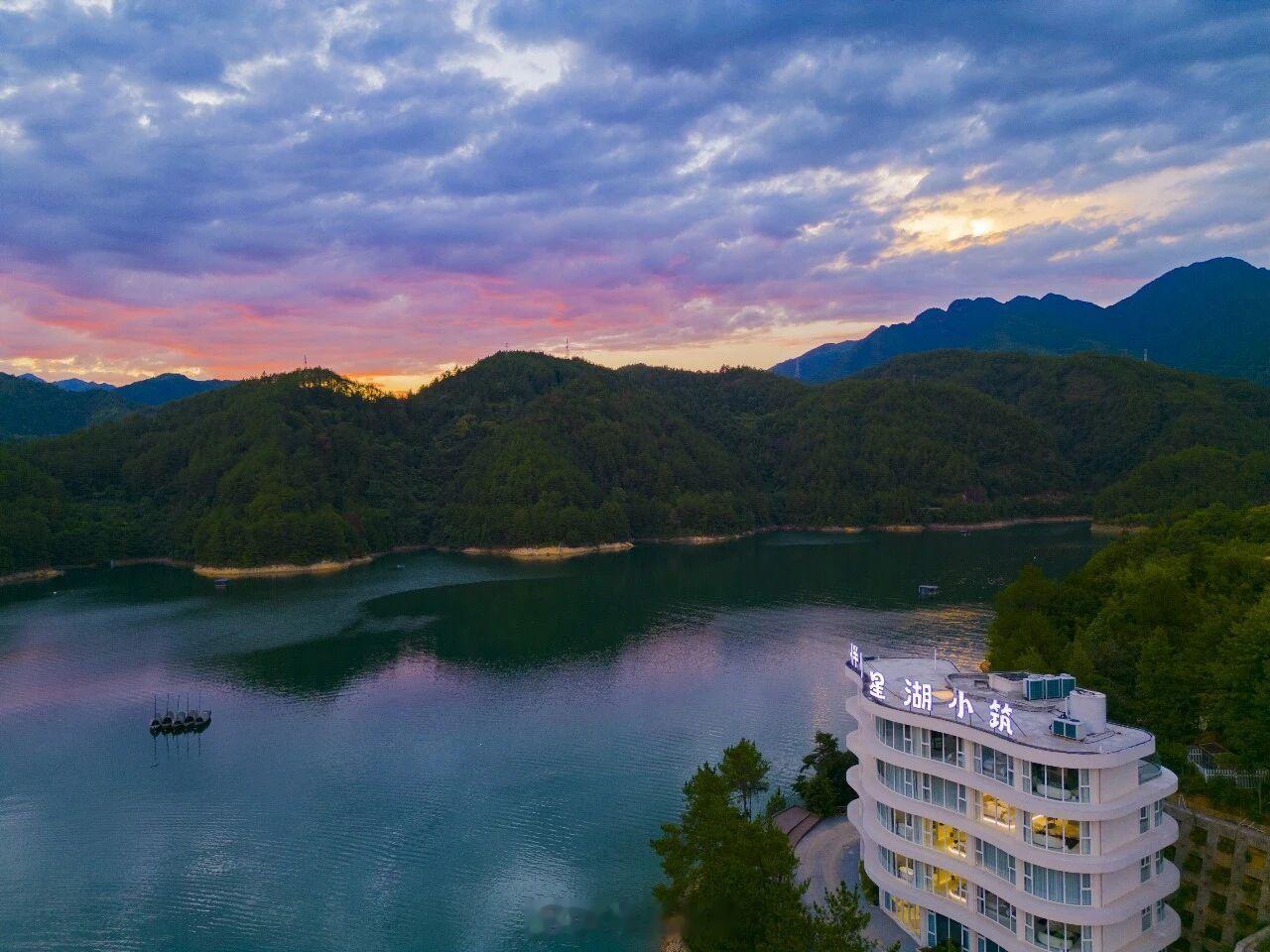 童话云和何以万里挑一不必远赴海外追寻童话秘境，藏在丽水群山间的云和，把温柔木艺揉