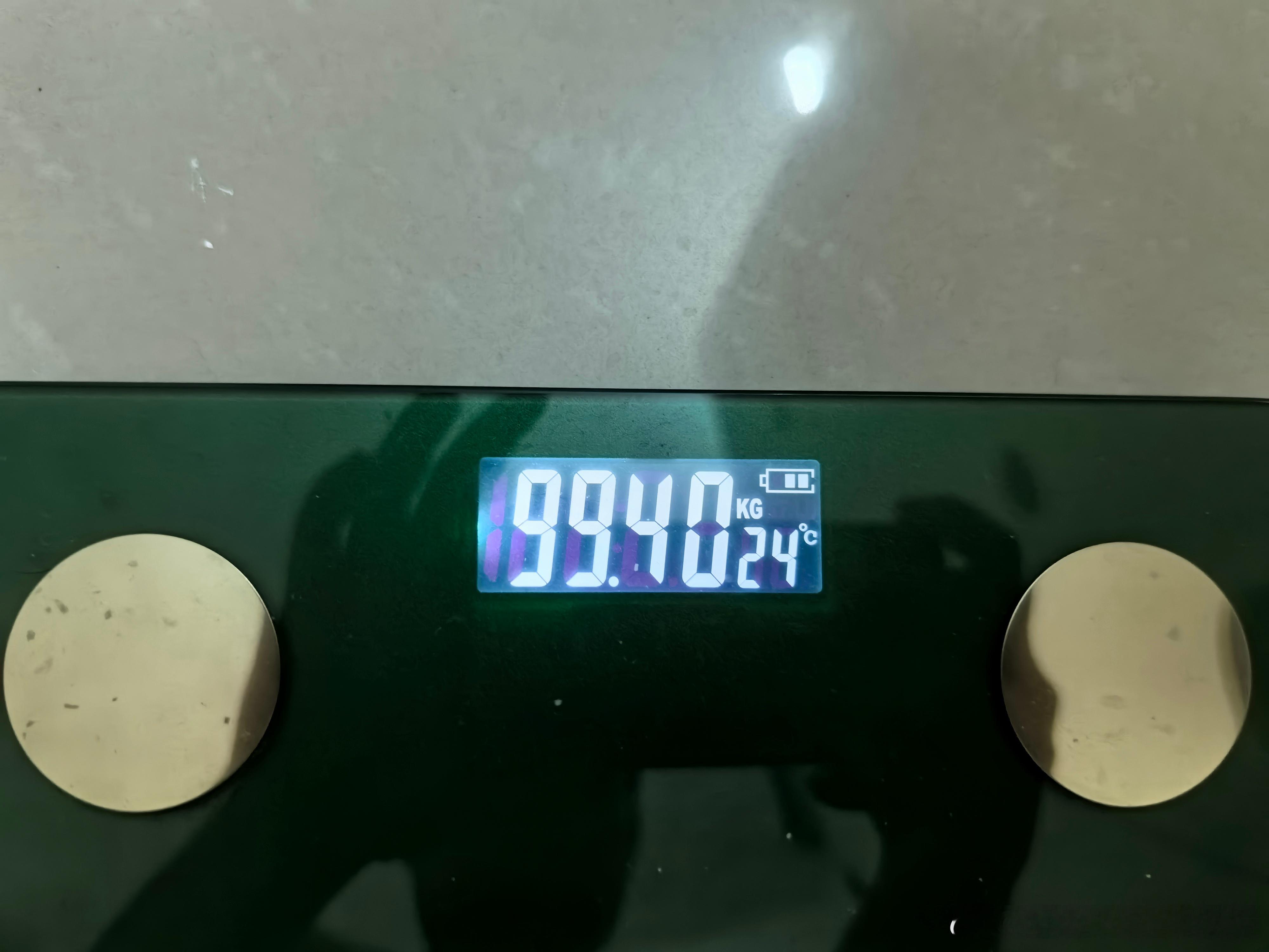穿上衣服超100～这几天通宵搞到体重不降～按道理应该穿着衣服也不够100才对！ 