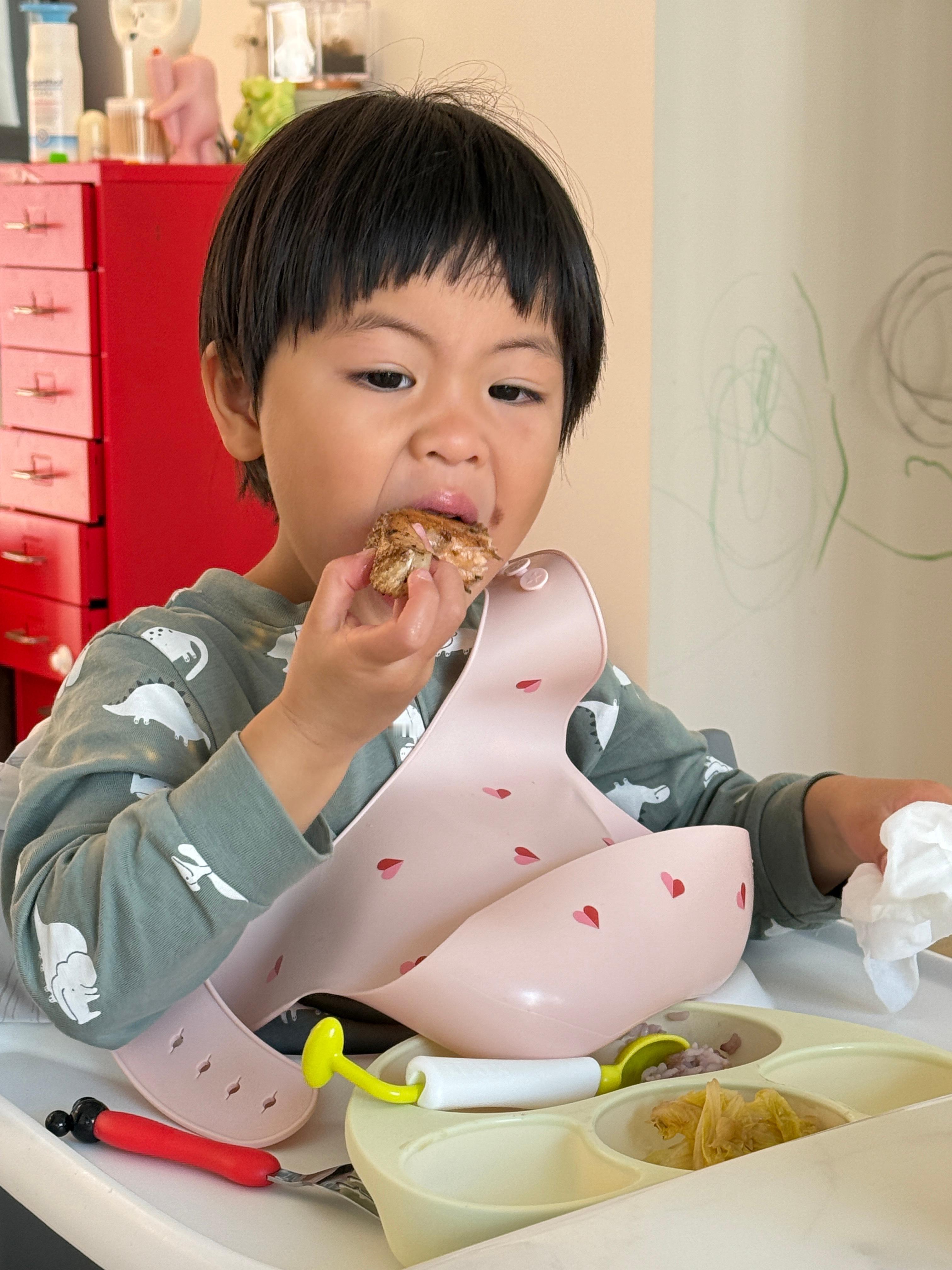 吃饭了球宝一边嚼三文鱼一边问我这系妈妈住院的什么？我一头雾水球又问：这系不系妈妈