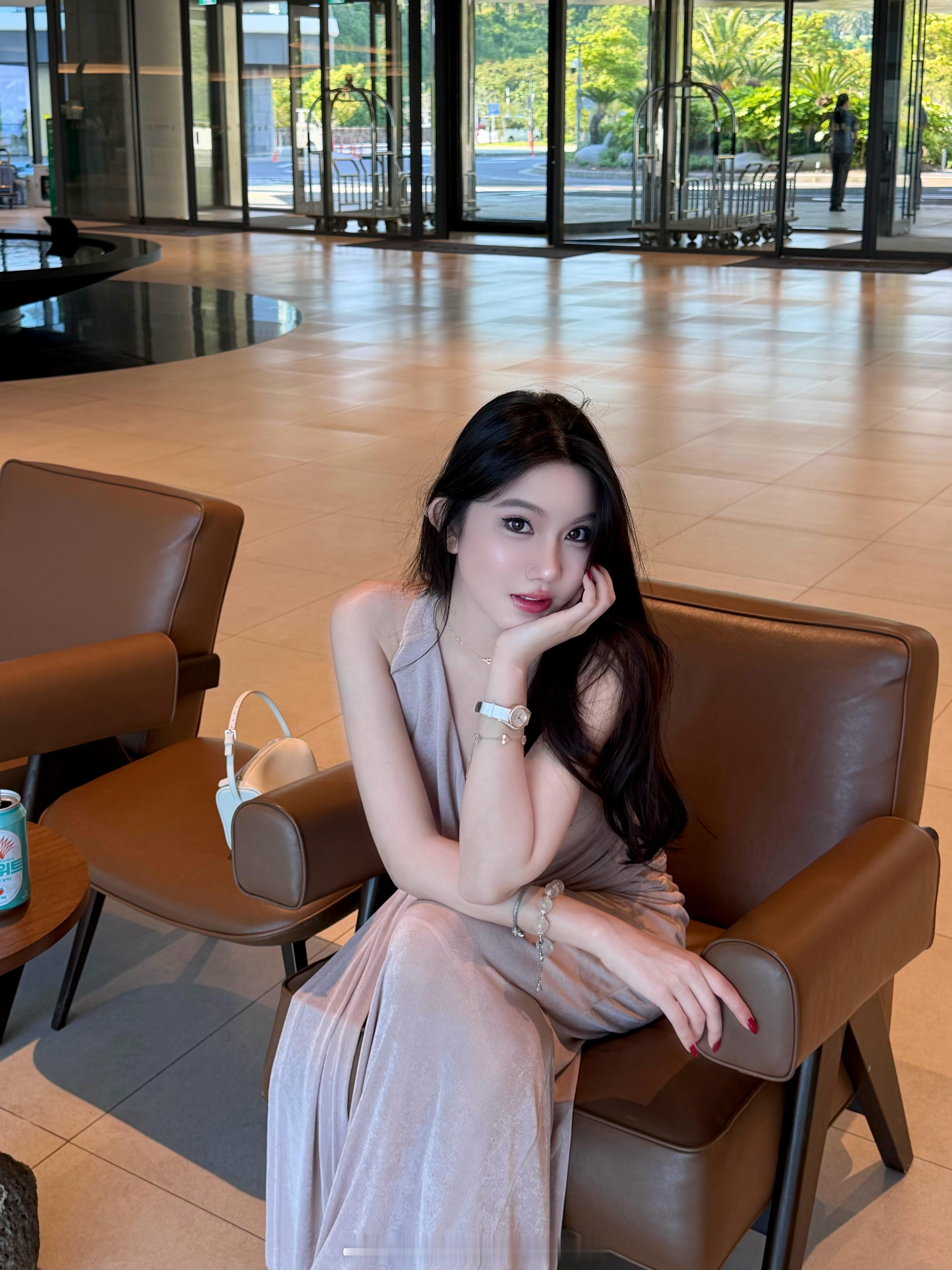九敏！这个套装裙可真会！！！怎么正面好看背面更好看啊啊啊真是有二三四五六把刷子的