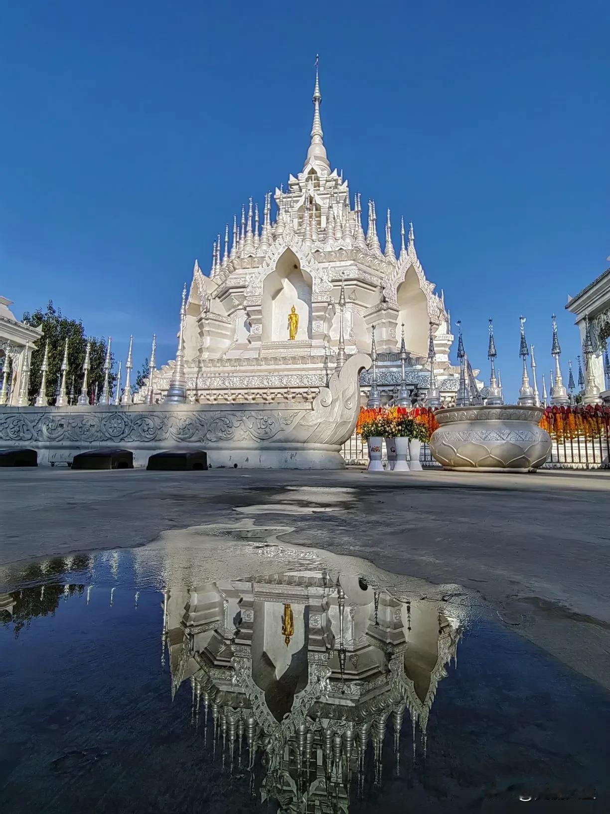 蹲在寺门口拍了二十分钟，
忽然懂得了为什么有人说，
真正的风景总要等一场
早起的