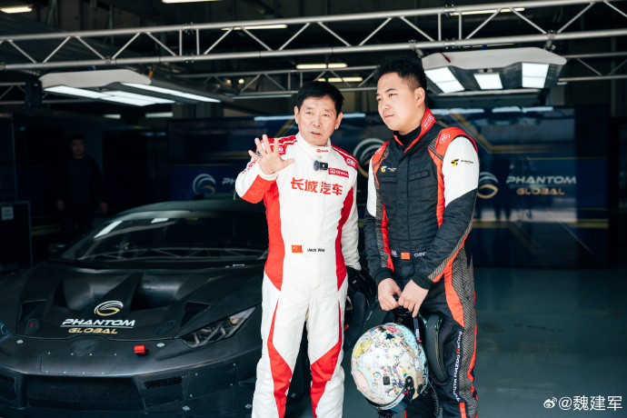 魏建军开上GT3赛车了 这前不久魏建军现身F1 ，刚刚又发了个微博，说趁着Chi