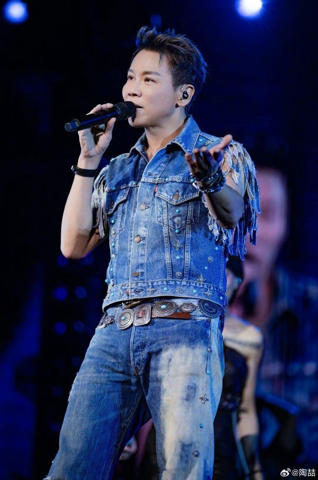 陶喆靠蒸喉咙保护嗓子 歌手巡演确实辛苦，嗓子状态直接影响演出。陶喆分享通过蒸汽护