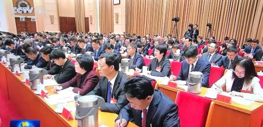 看了新闻联播才发现，之前拍摄政府会议的桌子上总是摆放着矿泉水，现在换成了保温壶，