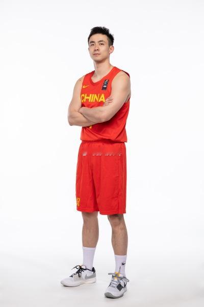 央视：赵继伟、崔永熙等6人因不同原因暂别中国男篮集训队据央视《篮球公园》报道，目