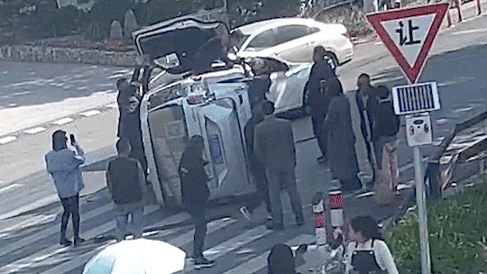 舟山普陀展茅路口，面包车侧翻后警民火速救援：先救人、再抬车，不到3分钟疏通道路，