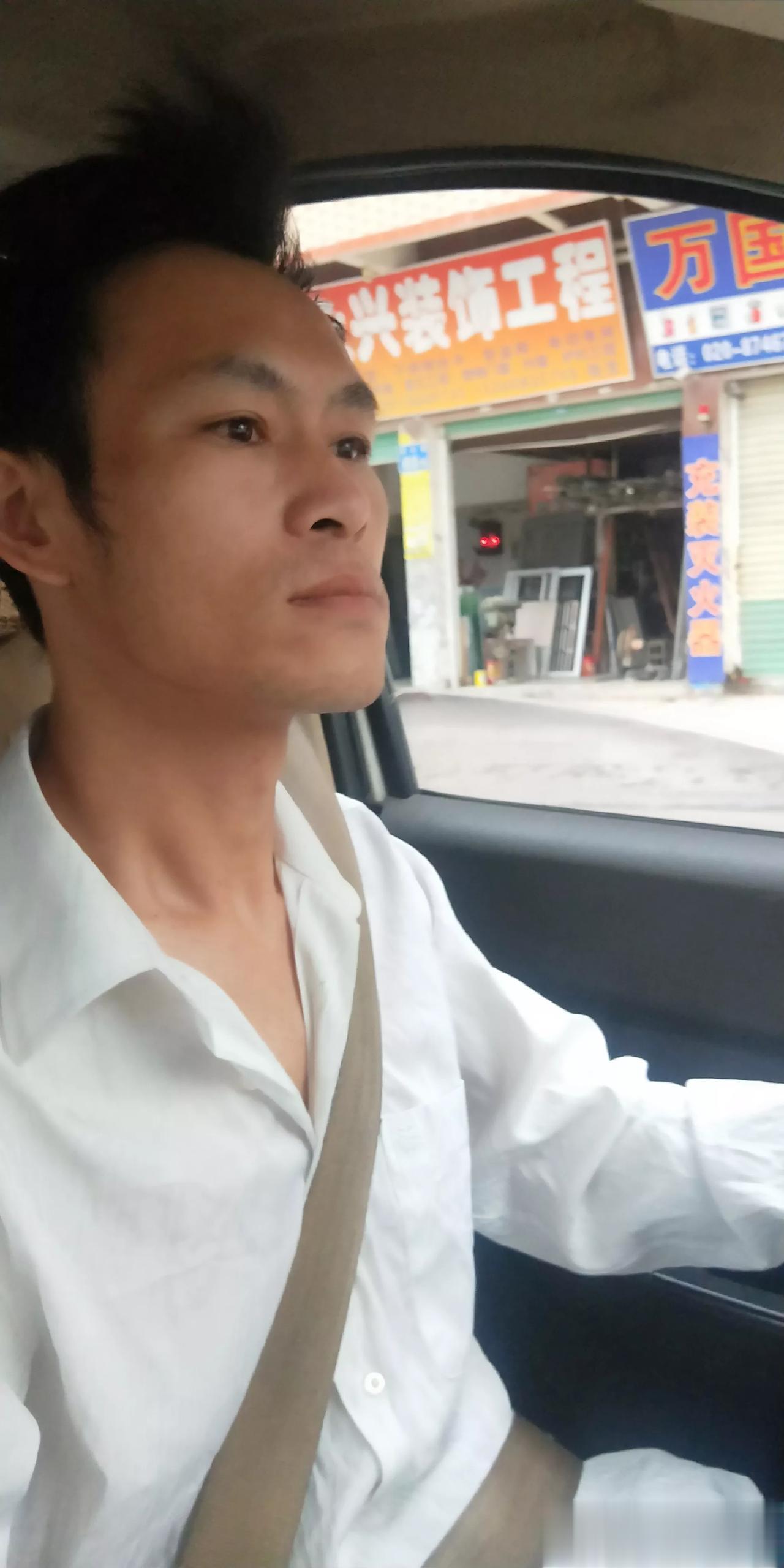 大家好！我是小鹿！
这件衬衫，是结婚那天买的！8年了，他总说不好看！但是这样的他