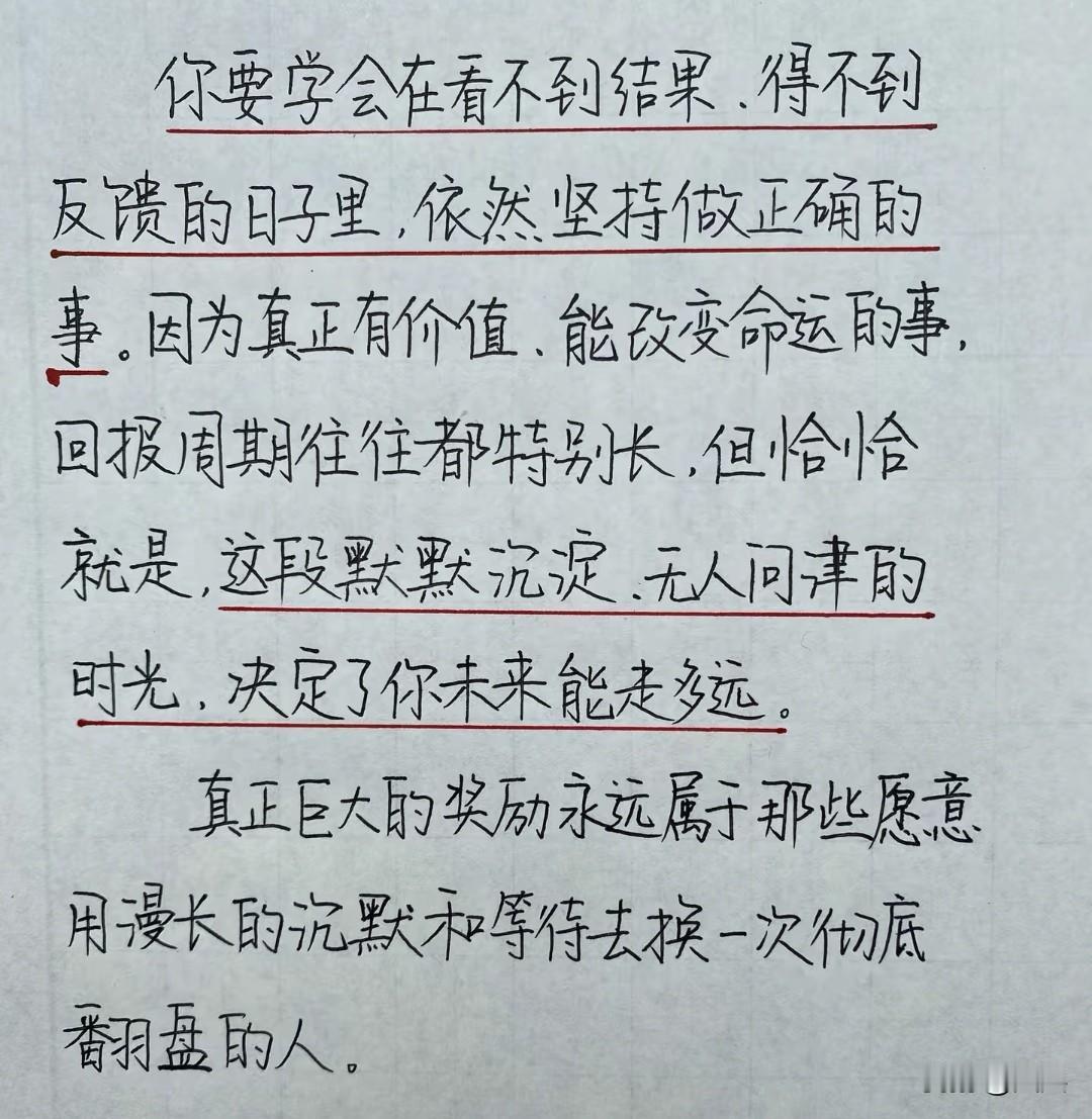 人的大脑始终运转着两套思维系统。
系统1是本能反应，自发运转、无需刻意思考，依靠