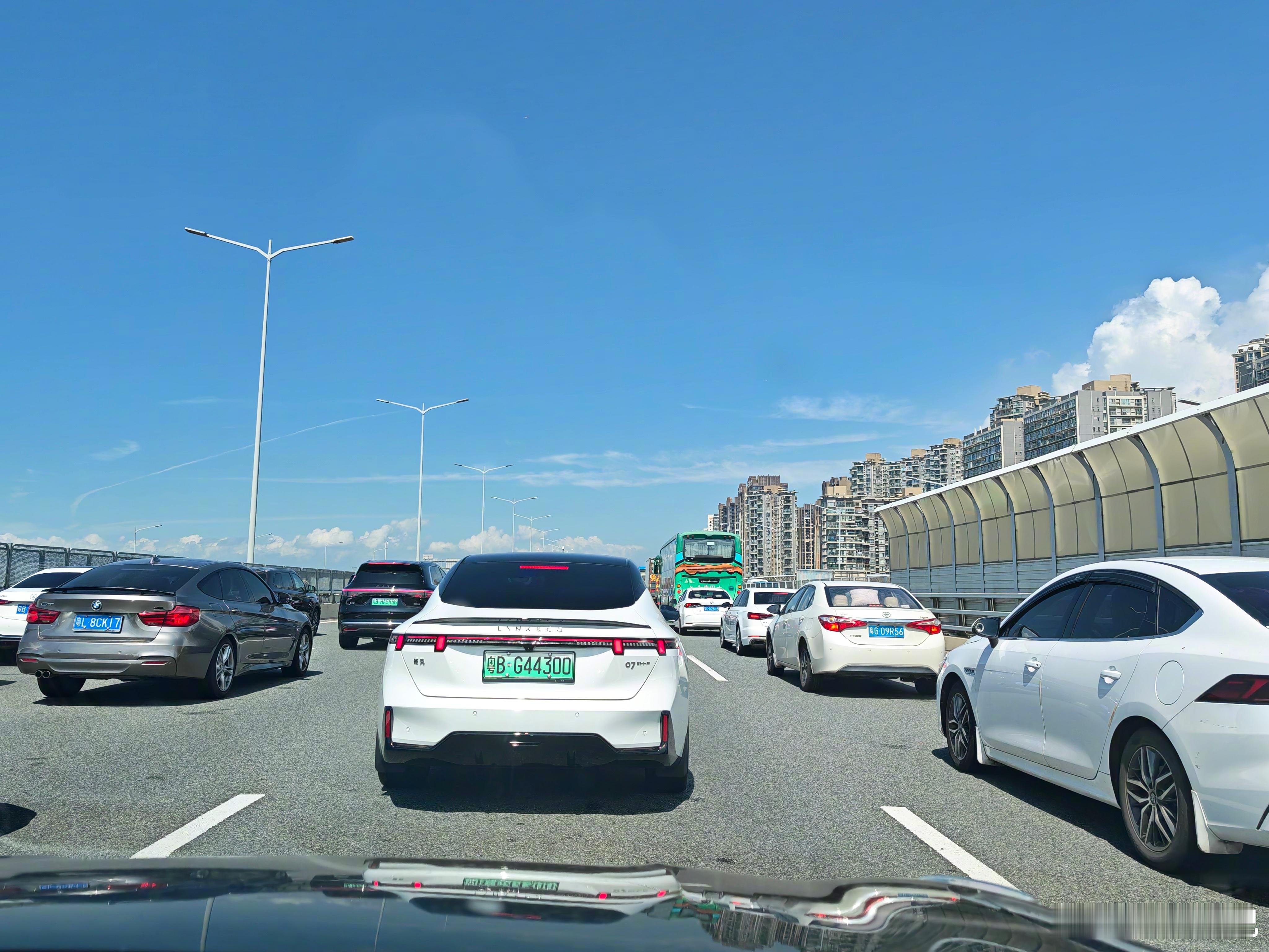 有人深圳出发15小时还没出广东本来还想着第二天应该没那么堵的，结果沿江高速还是堵